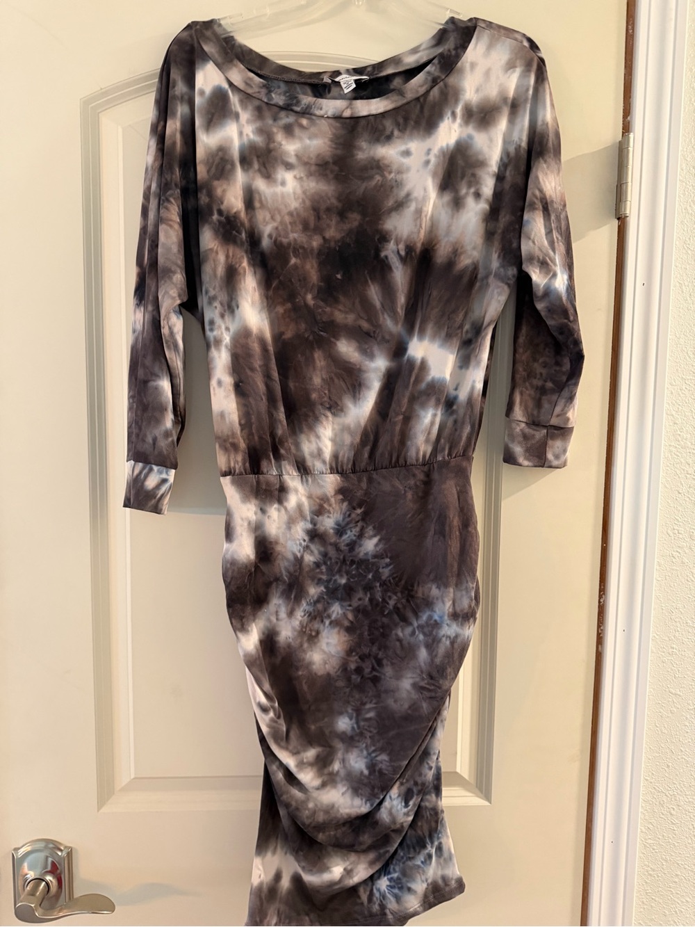 Veronica M Gray & White Tie-Dye Long Sleeve Midi Dress